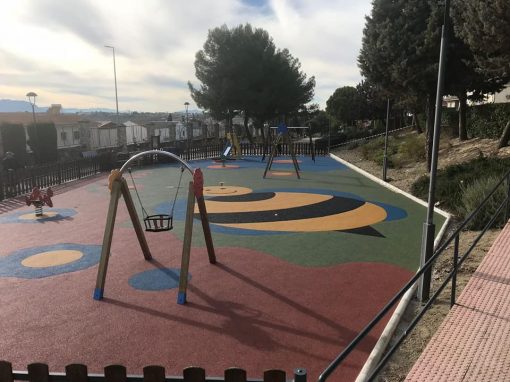 Instalación De Juegos y Suelo De Caucho Continuo Torreperogil (Jaén)