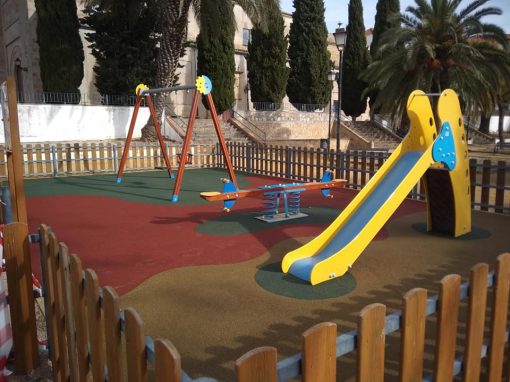 Instalación de Juegos y Suelo de Caucho Torreperogil (Jaén)